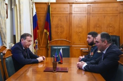 Заур Аскендеров встретился с Героями России и принял флаг из зоны СВО  