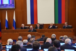 «Депутатскую разминку» парламентарии посвятили политической борьбе, детскому отдыху и вкладу женщин в приближение победы