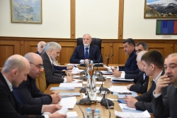 Комитет по законодательству, законности, государственному строительству, местному самоуправлению и регламенту рассмотрел изменения в ряд законопроектов